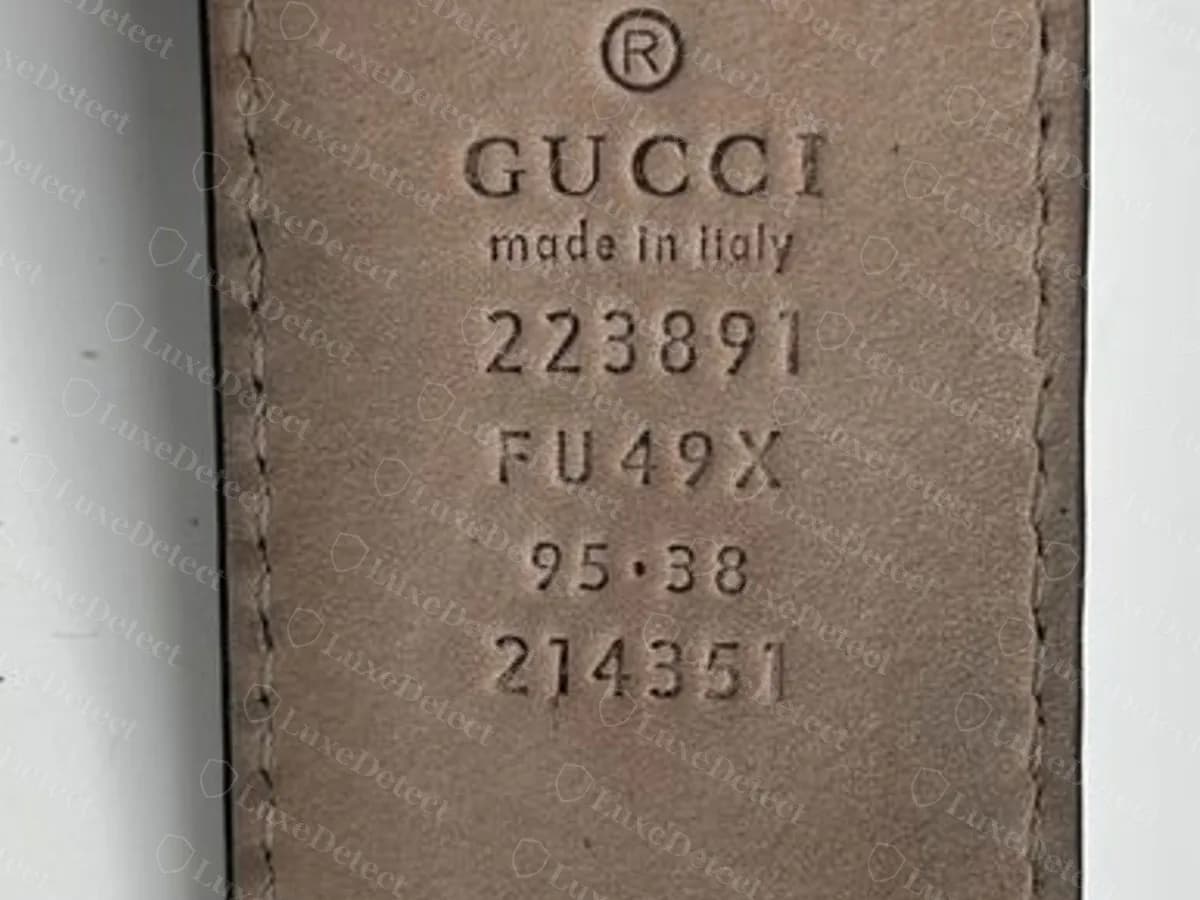 Sello de un cinturón original que dice 223891, FU49X, 95·38, 214351