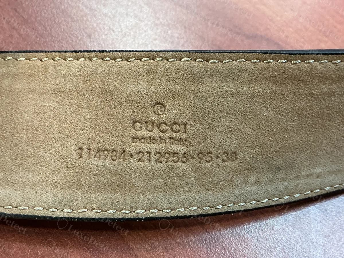 Prägung eines echten älteren Gucci Gürtels auf einem Veloursleder-ähnlichen Futter, mit Registered-Zeichen, GUCCI, made in Italy und einer einzigen Zeile 114984 · 212956 · 95·38