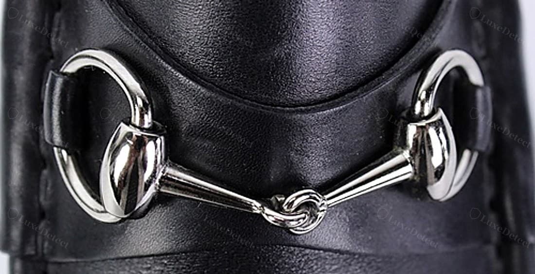 Quincaillerie Horsebit Gucci authentique : argent poli brillant dans une seule finition cohérente sur les deux anneaux, la barre et le maillon central entrelacé, fondue massivement et posée à plat dans les passants en cuir