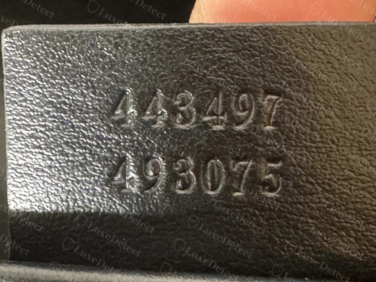 Etiqueta interior de un Marmont falsificado con 443497 sobre 493075, limpia y con estampado parejo, fácil de confundir con una original