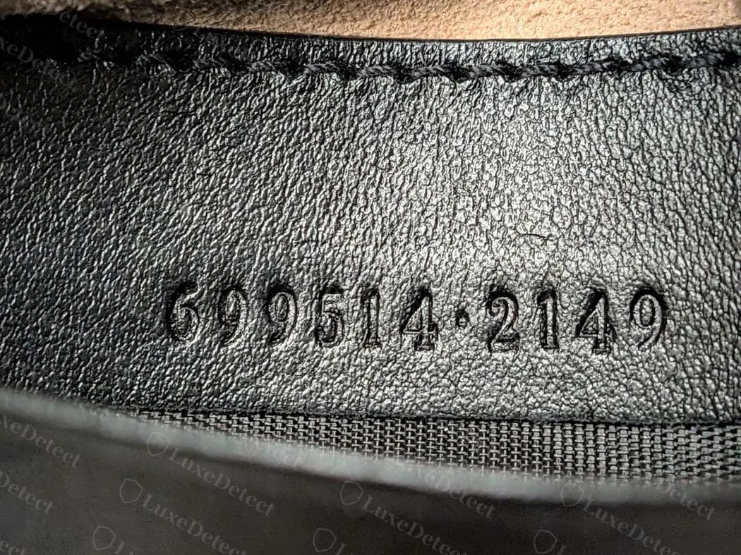 Doublure en cuir noir authentique estampée 699514 · 2149, un numéro de six chiffres et un numéro de quatre chiffres sur une même ligne