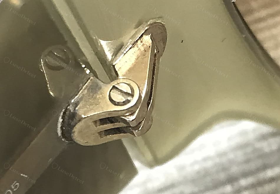 Bisagra Gucci genuina: una bisagra de metal mecanizado de varios cilindros con tornillos de ranura limpia, asentada a escuadra y a ras en el acetato, sin adhesivo y con bordes mecanizados nítidos