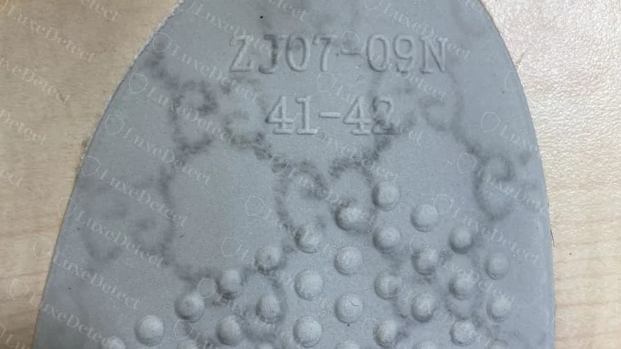 Counterfeit Gucci Tennis 1977 removable insole: grey foam with a massage-dot pattern and the factory code ZJ07-09N 41-42 moulded in