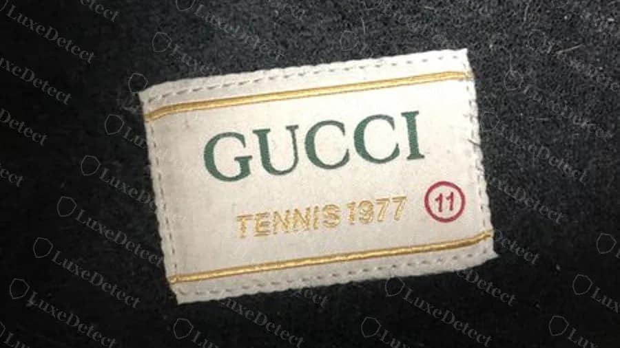 Etiqueta de la plantilla de una Gucci Tennis 1977 original sobre una plantilla negra, con un 11 rojo encerrado en un círculo junto a TENNIS 1977