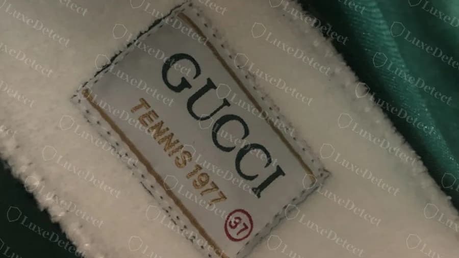 Etiqueta de la plantilla de una Gucci Tennis 1977 original: GUCCI sobre TENNIS 1977 en verde y dorado con un 37 encerrado en un círculo junto al nombre