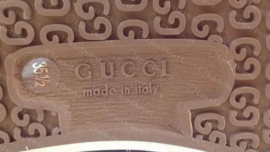 Suela de una Gucci Tennis 1977 falsa: un adhesivo redondo transparente con la talla "35 1/2" pegado en el panel GUCCI made in italy