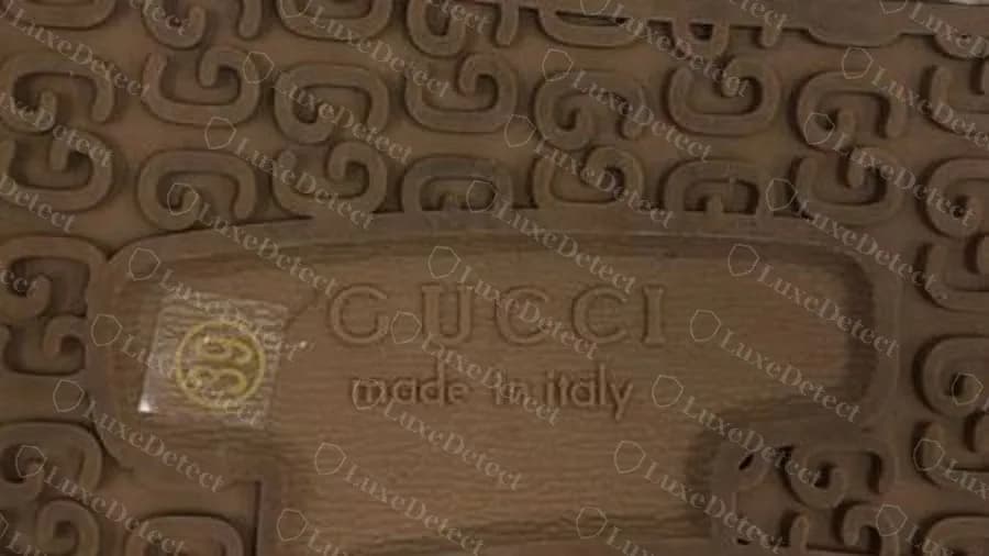 Counterfeit Gucci Tennis 1977 sole: a square-edged clear sticker with a circled size printed on it, stuck over the panel