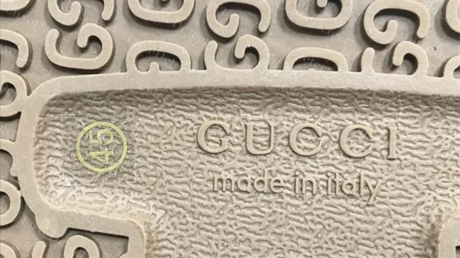 Counterfeit Gucci Tennis 1977 sole: a circled "45" sticker on the left of the panel, next to the moulded GUCCI made in italy