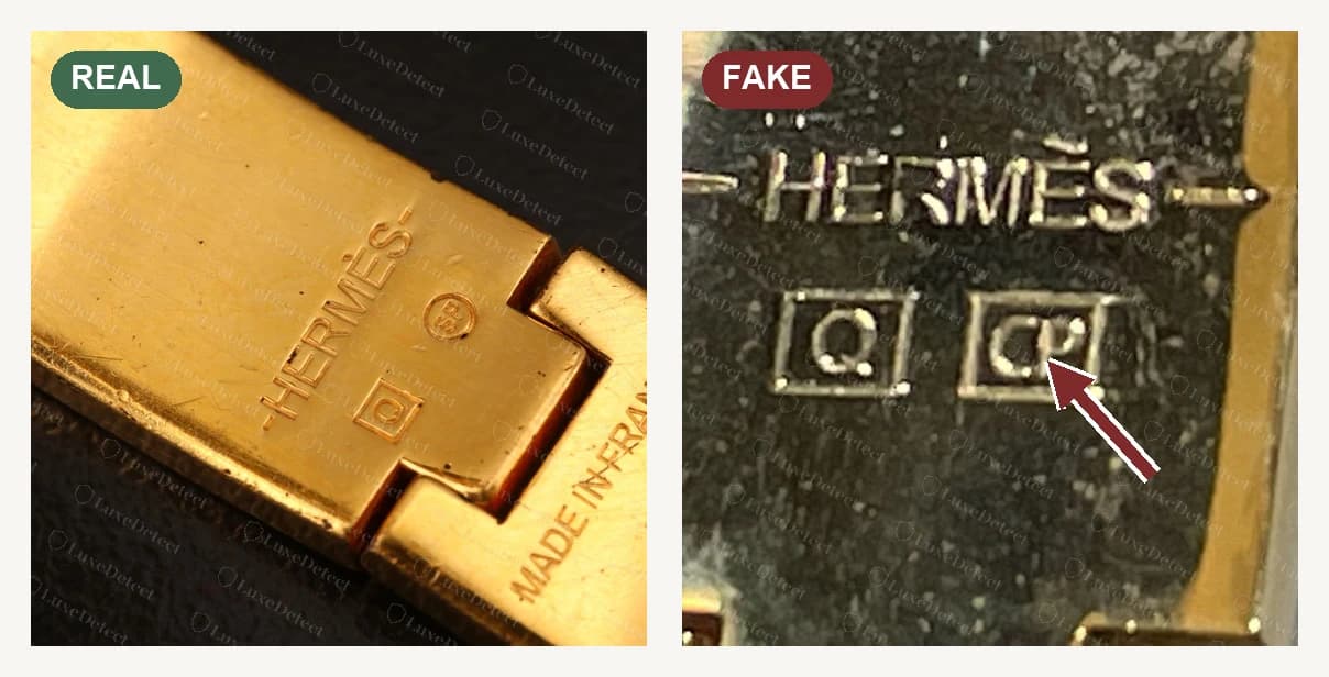 À esquerda, original: a punção de um fecho Clic Clac dourado original, HERMÈS acentuado acima de um Q em caixa e de uma pequena marca de fabricante circulada, com MADE IN FRANCE na outra metade. À direita, falsa: a mesma peça em uma falsificação, com duas caixas quadradas idênticas, Q e CP, sob HERMÈS; a seta indica a caixa CP.