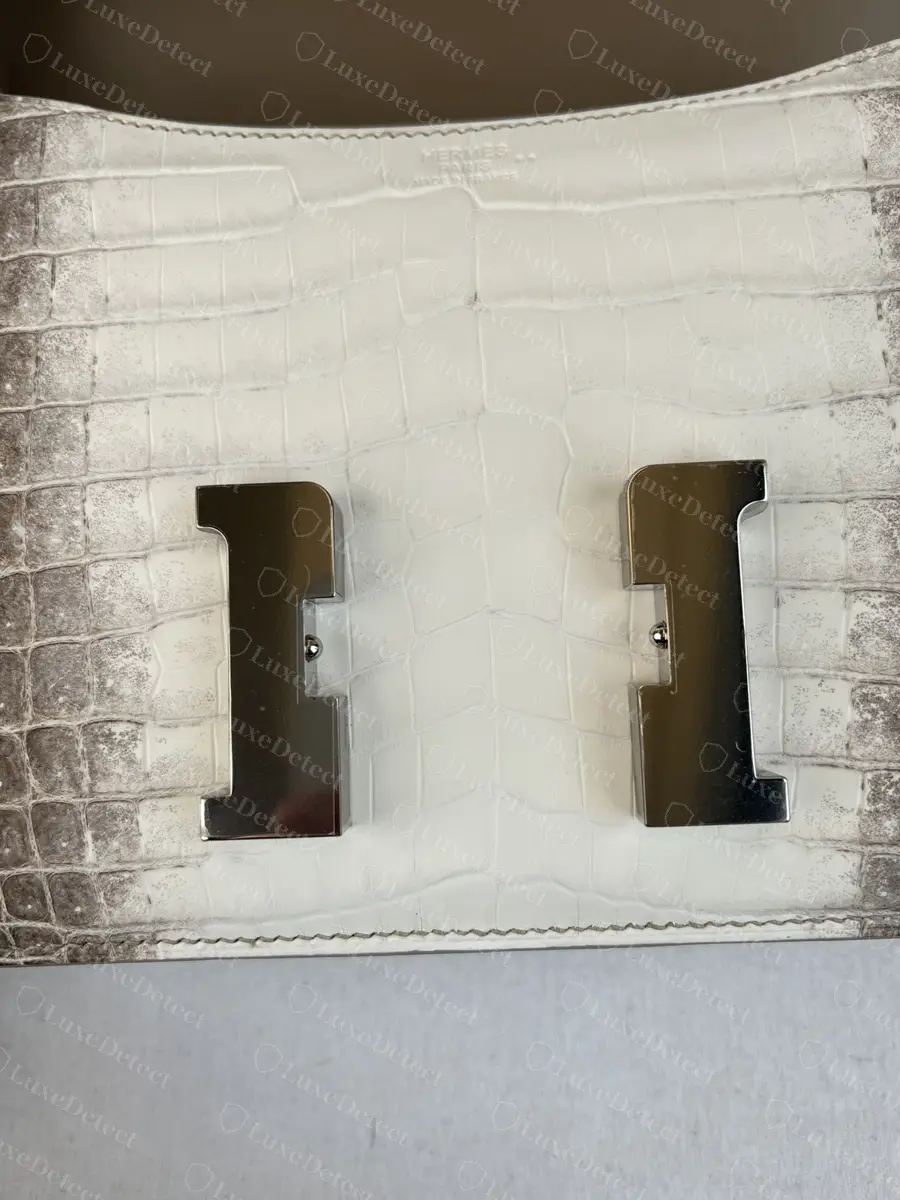 Constance 24 in Himalaya Niloticus crocodile with the flap lifted: the two H uprights stay on the front panel, the stamp just visible under the top edge