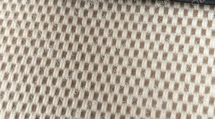 Lona de un Herbag original de generación anterior, un cuadro tejido crema y topo con los hilos individuales visibles