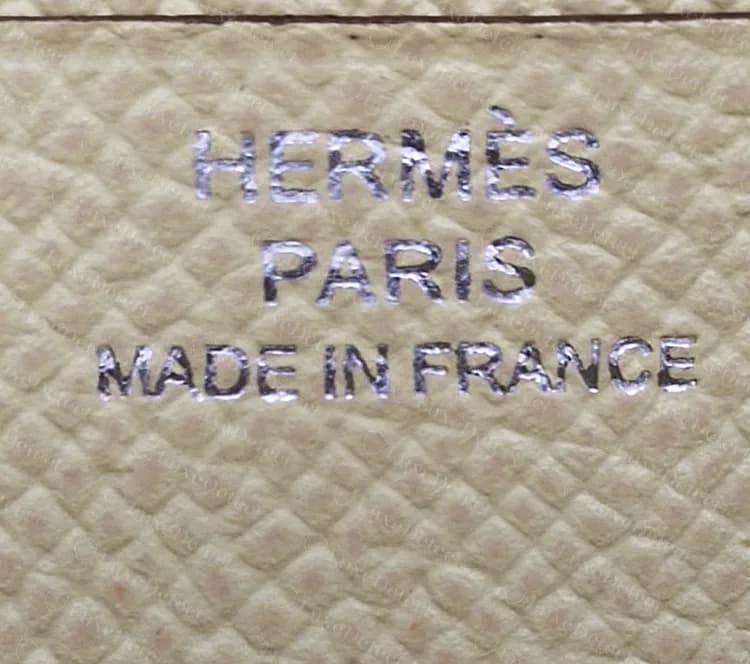 Echter Béarn-Innenstempel in Silberfolie auf hellem Epsom: HERMÈS über PARIS über MADE IN FRANCE, das È mit Gravis-Akzent