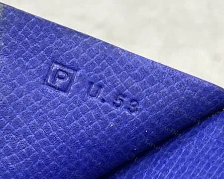 Béarn falsa con un sello ciego nítido de letra en cuadrado y un número al lado