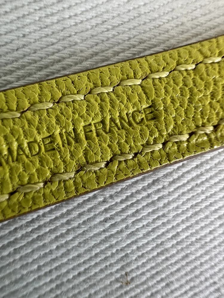 Echter Kelly-To-Go-Riemen mit einer blinden Zeile MADE IN FRANCE, neben der Naht ins Leder gepresst