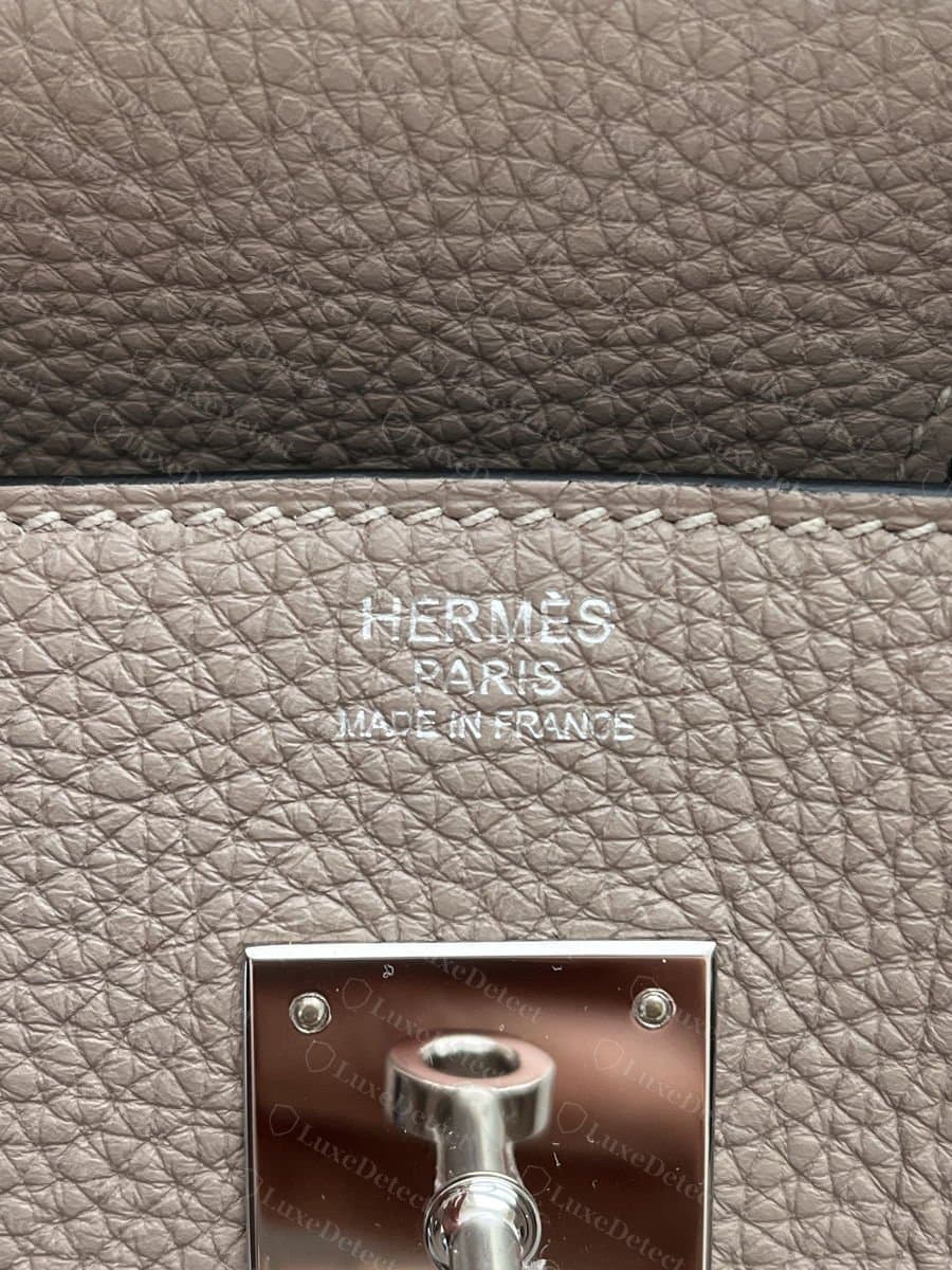 Echtes Birkin-Innenleben: HERMÈS PARIS MADE IN FRANCE in drei Zeilen über der Palladium-Drehverschlussplatte eingeprägt