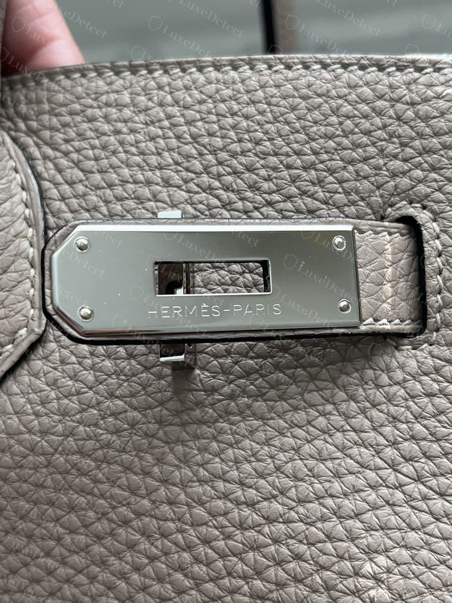 Echte Birkin-Sangle-Platte in Palladium mit der Gravur HERMÈS-PARIS in feinen, gleichmäßig beabstandeten Großbuchstaben unter dem Riemenschlitz