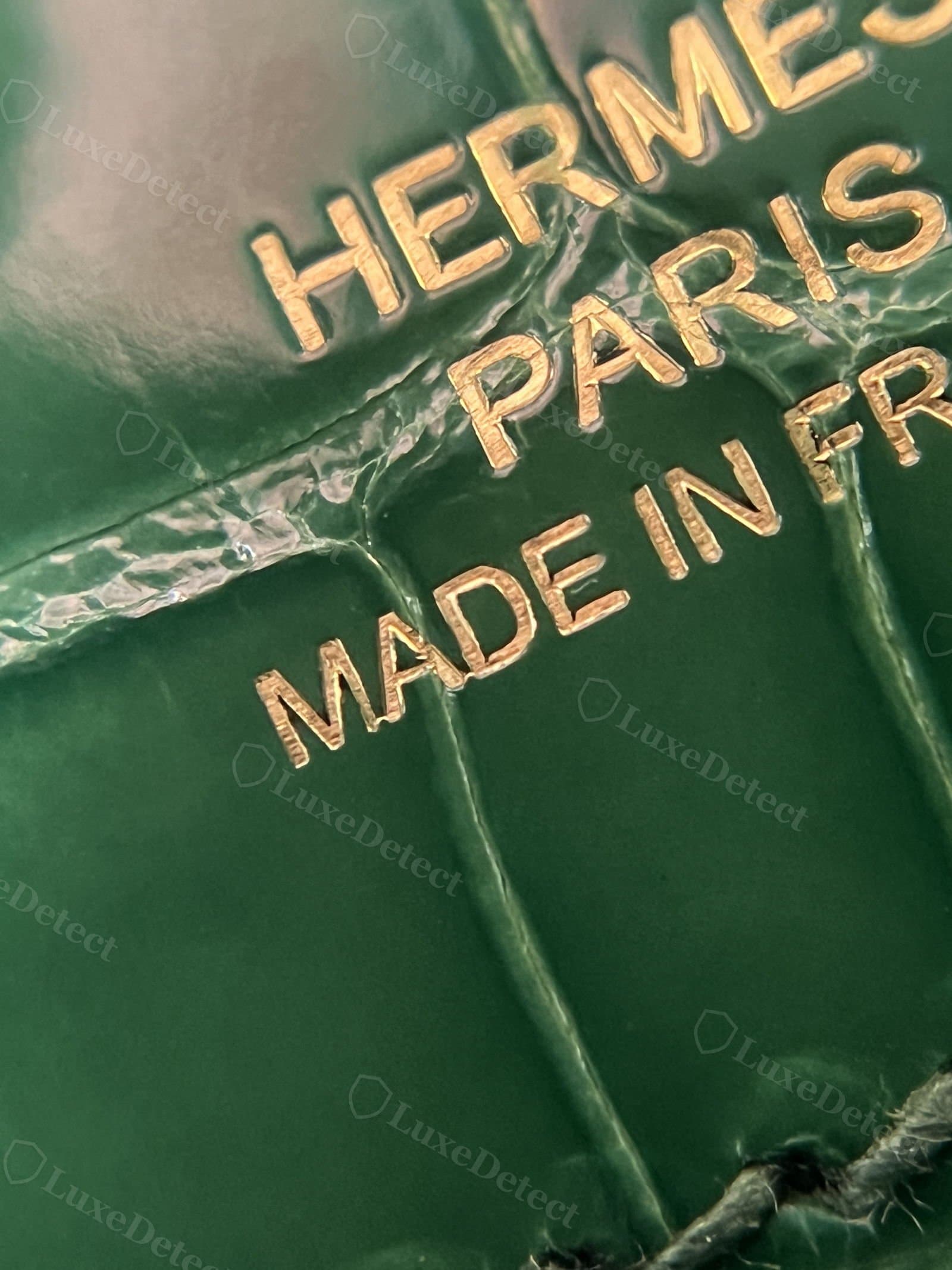 Piel con escamas de aligátor estampada en un Kelly Pochette falso: un patrón de cuadrícula muy parecido, estampado directamente con HERMÈS PARIS MADE IN FRANCE