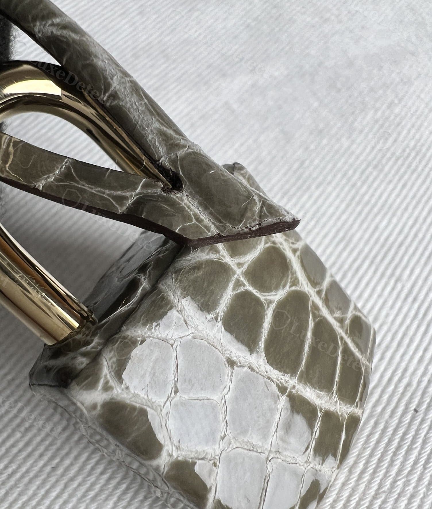 Genuine Alligator Mississippiensis scale grid on a Kelly padlock, even diamond-shaped scales with fine hairline boundaries