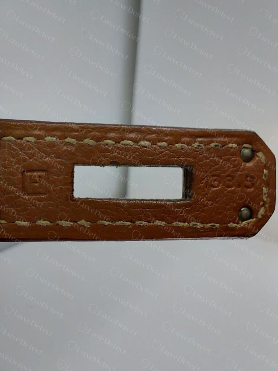 Echter Hermès-Kelly-Riemen mit einem H im Quadrat (2004) und einer Handwerkernummer, neben dem Schnallenschlitz ins Leder geprägt