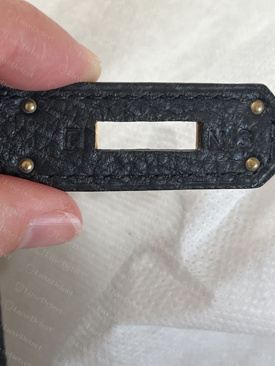 Echter Hermès-Kelly-28-Riemen mit einem F im Quadrat (2002) und einem Handwerkercode, beiderseits des Schnallenschlitzes tief und sauber geprägt
