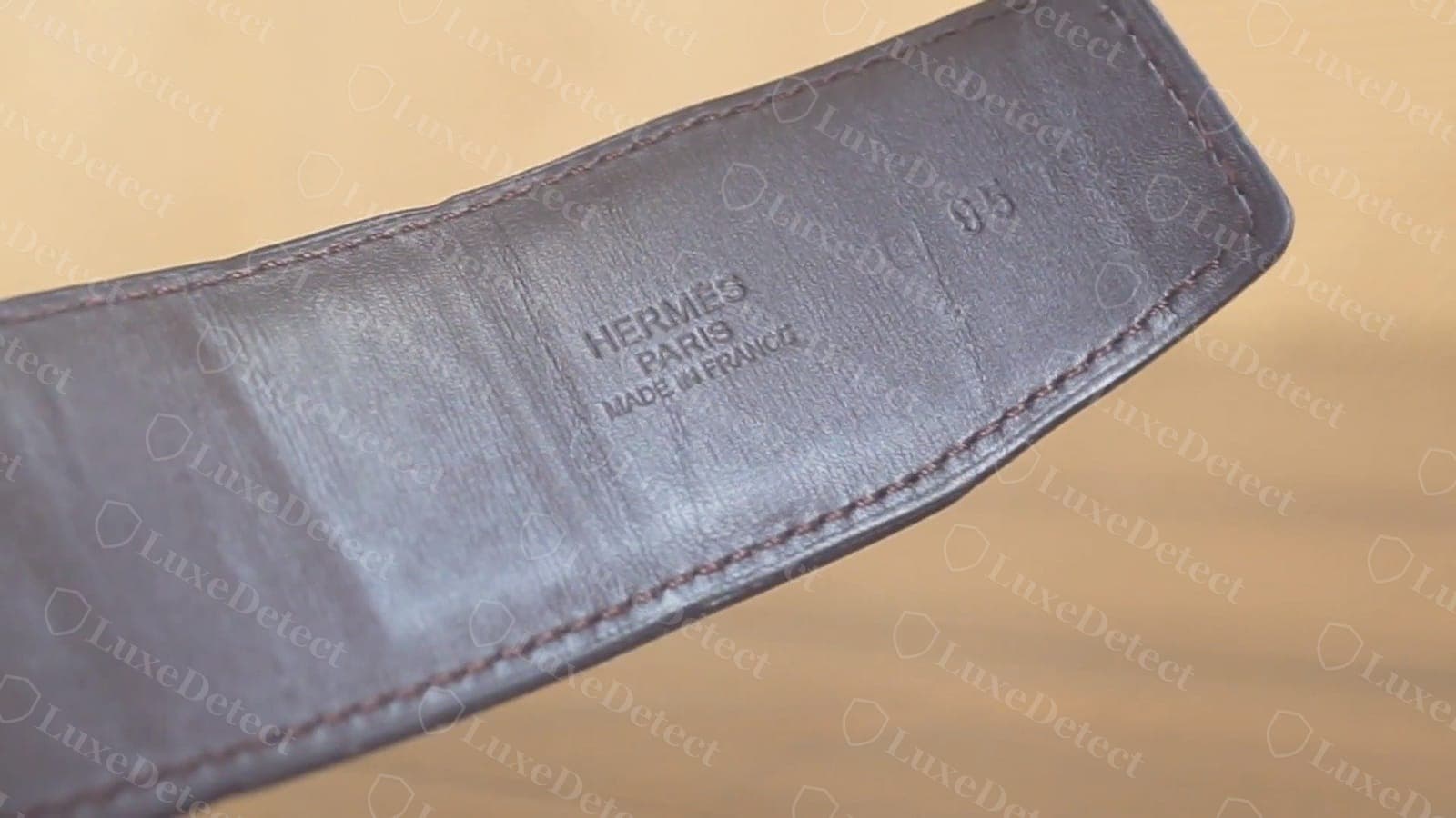Punzonature originali sull’estremità della cintura — “HERMÈS PARIS MADE IN FRANCE” con la lettera del codice anno e la misura in centimetri