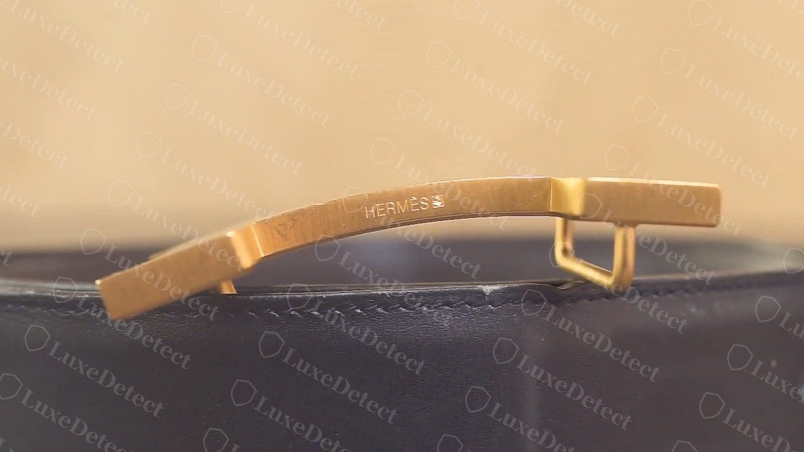 Punzonatura sulla barra Hermès — “HERMÈS” incisa sulla barra della H con il quadrato indicatore della placcatura