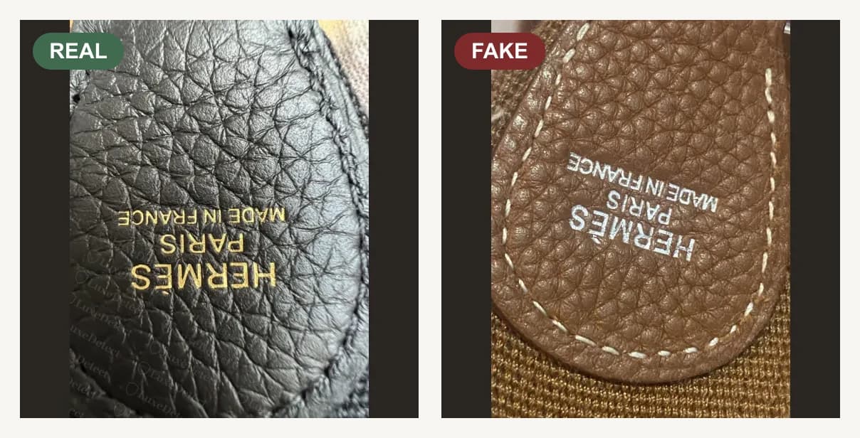 À gauche, authentique : estampille à blanc d'une Evelyne, HERMÈS PARIS MADE IN FRANCE à la feuille d'or sous la patte de maintien de la bandoulière, empattement et espacement réguliers. À droite, contrefaçon : estampille à blanc d'une Evelyne contrefaite, patte de maintien beige avec une estampille HERMÈS PARIS MADE IN FRANCE nettement plus épaisse et moins régulièrement espacée.