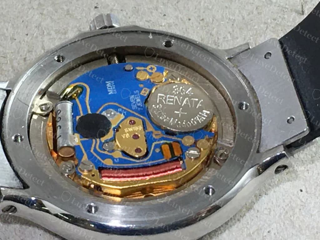 Echtes Vintage-Quarzwerk der Hublot MDM – „MDM“ auf der Platine, „SWISS“ und sieben Steine auf dem Modul, eine Schweizer Renata-Batterie