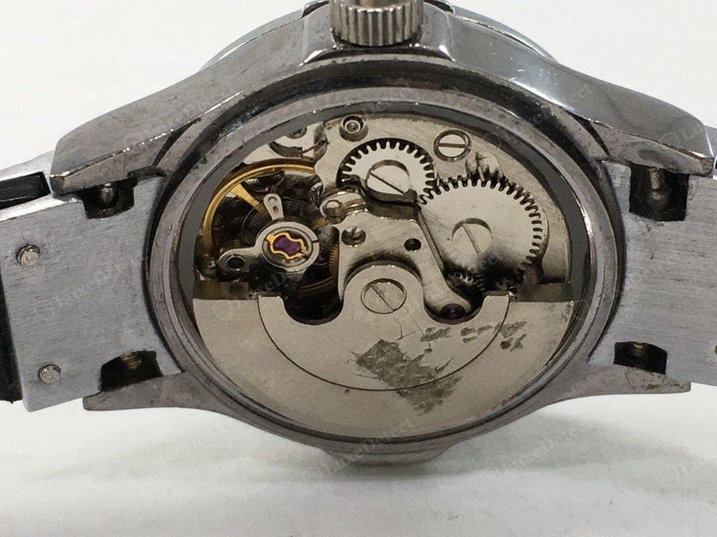 Werk einer gefälschten Hublot – ein generisches Automatikwerk mit schlichtem, unsigniertem Rotor und nichts von Hublots Finissage