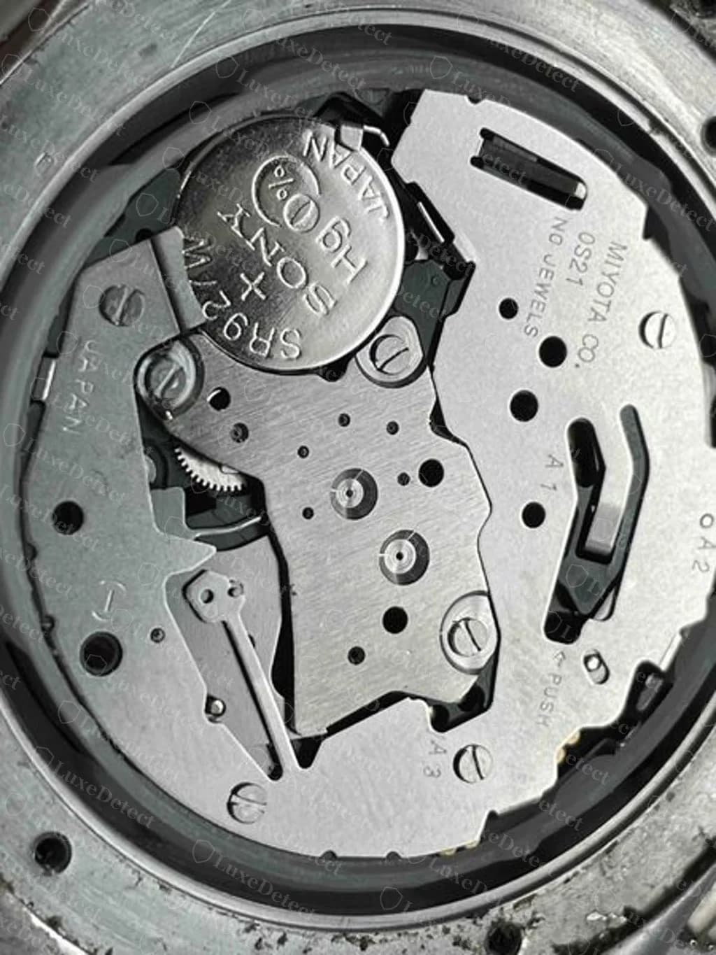 Cronógrafo Hublot falsificado aberto: um módulo de cronógrafo de quartzo japonês Miyota 0S21 marcado "NO JEWELS", alimentado por uma pilha Sony