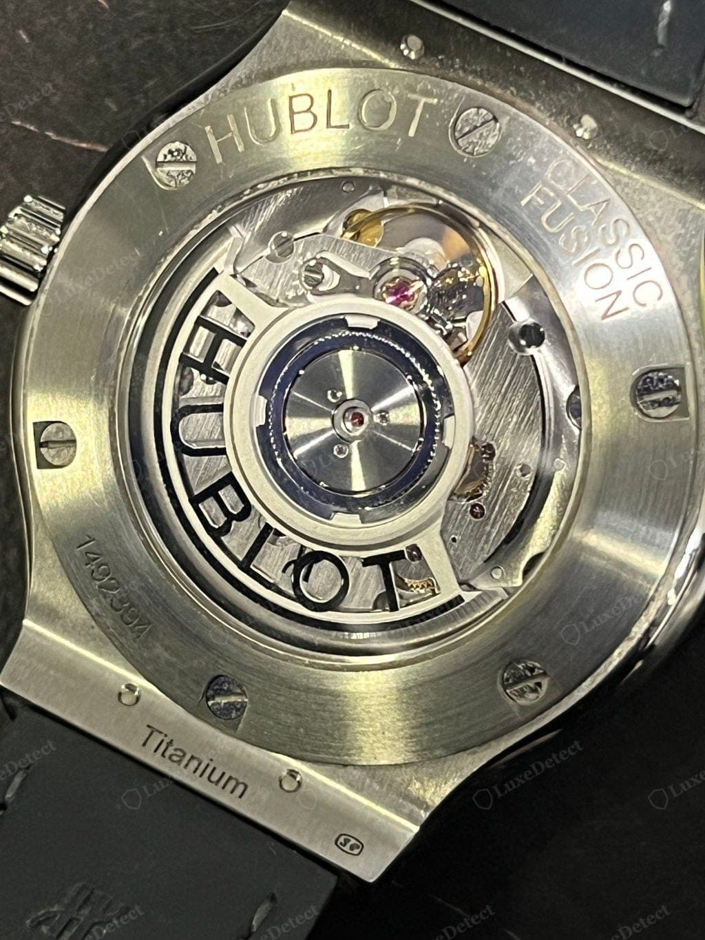 Movimiento de un Hublot Classic Fusion original a través del fondo con visor: rotor "HUBLOT" esqueletizado y acabado limpio (los tornillos del fondo no están alineados, lo cual es normal)
