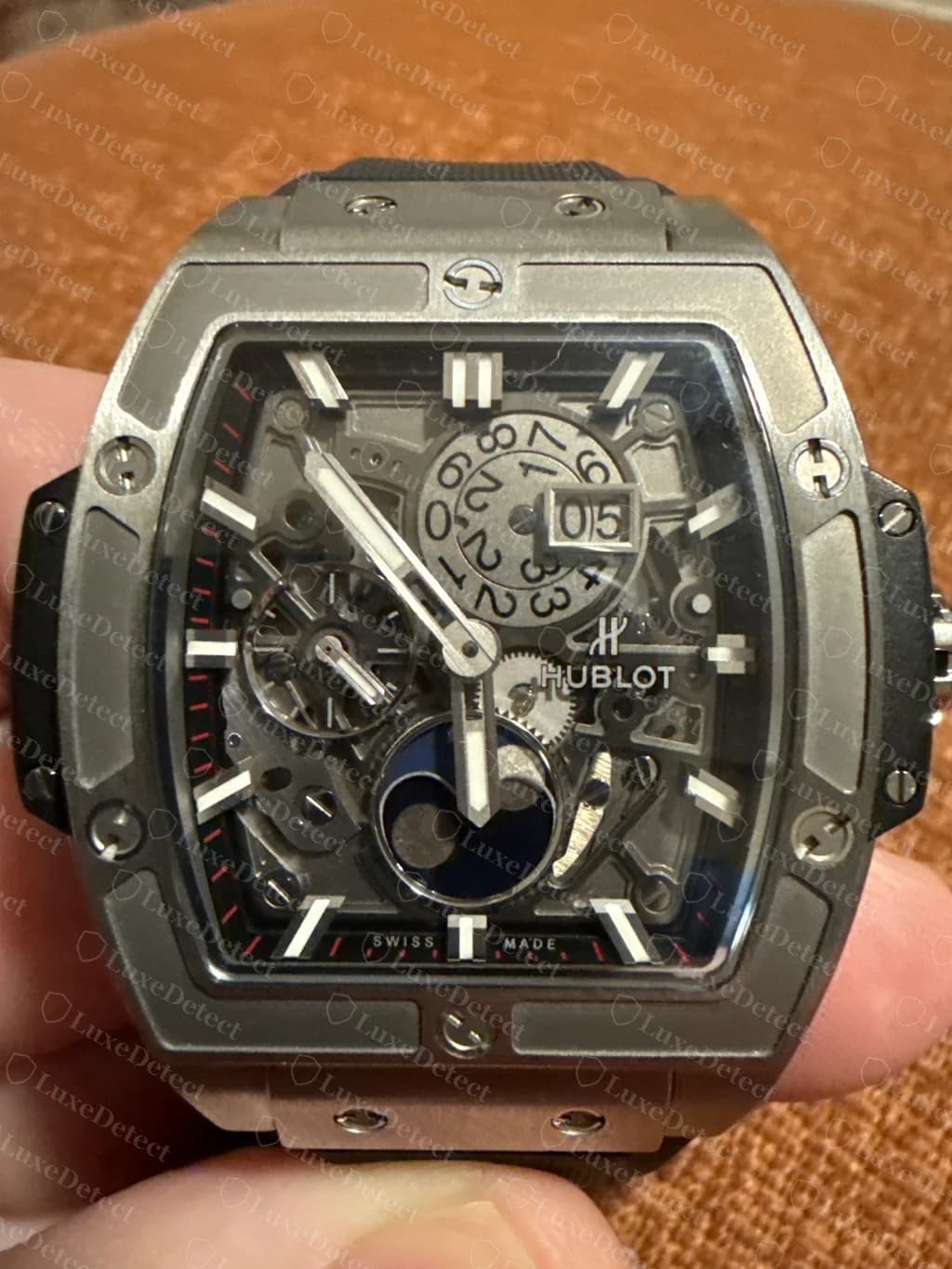 Hublot Spirit of Big Bang Meca-10 Moonphase original en titanio: caja tonneau, esfera esqueletizada con fase lunar y fecha grande, y tornillos con hueco en H en ángulos mezclados alrededor del bisel