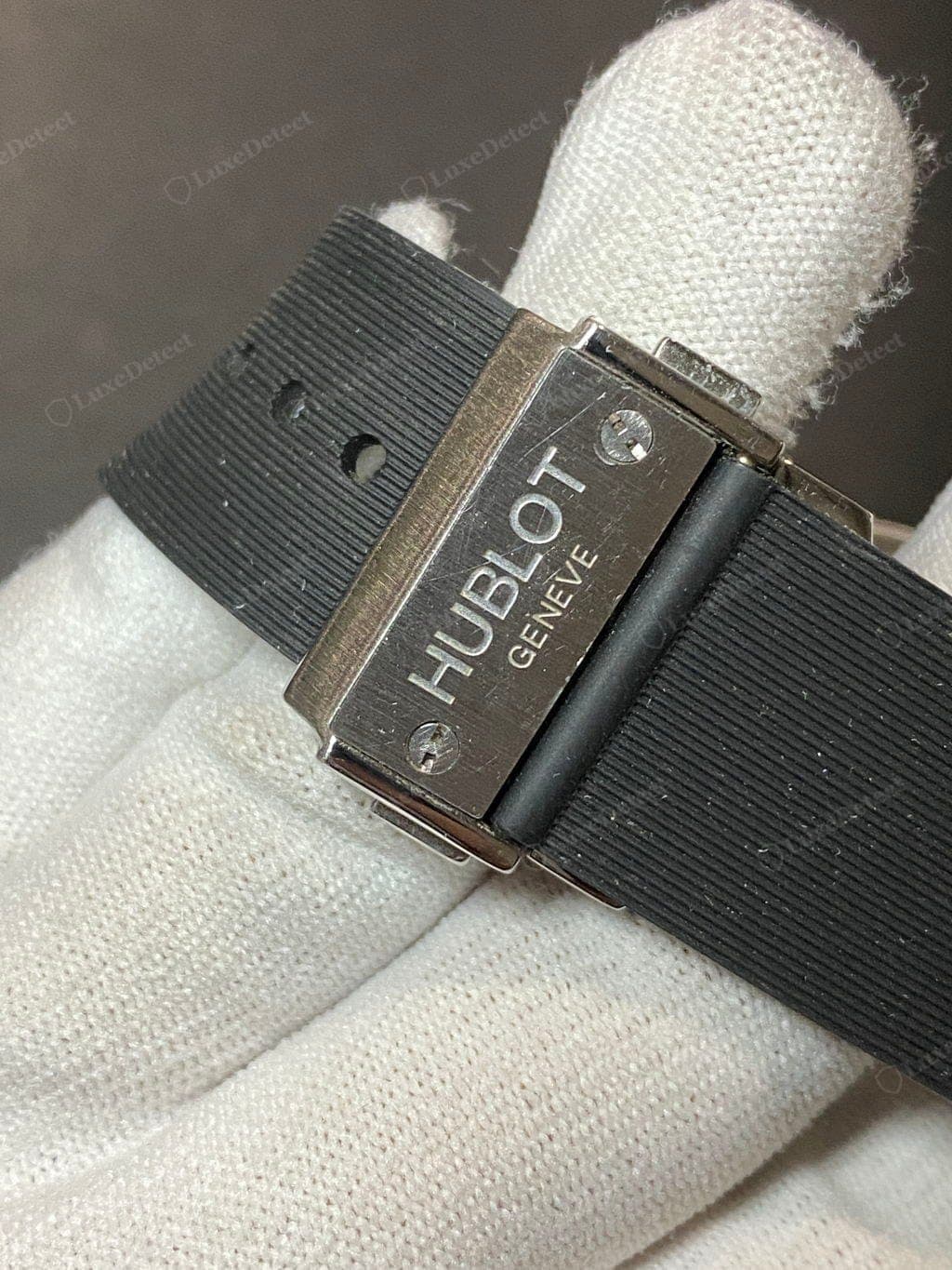 Fecho déployant Hublot falsificado: "HUBLOT GENEVE" gravado com limpeza suficiente para passar à primeira vista, e por isso o fecho é corroboração, não veredito