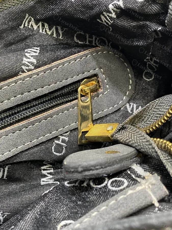 Forro de bolso falso estampado por completo con el script JIMMY CHOO repetido, con un tirador de cremallera dorado en una pestaña de ante gris