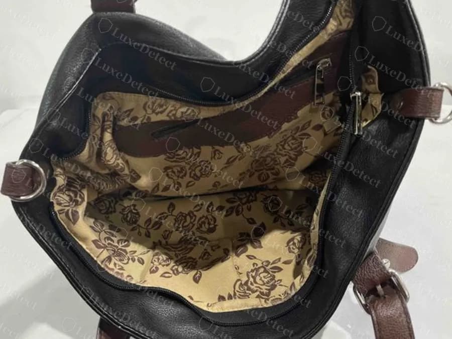 Gefälschter schwarzer Shopper, geöffnet, mit Rosenmuster im Futter, einem Muster, das die von uns geprüften echten Taschen der Hauptlinie nicht verwenden