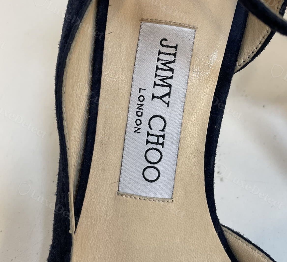 Étiquette de semelle intérieure Jimmy Choo authentique : piquée sur les quatre côtés, le fil formant une ligne continue en haut, sur les deux côtés et en bas de l'étiquette
