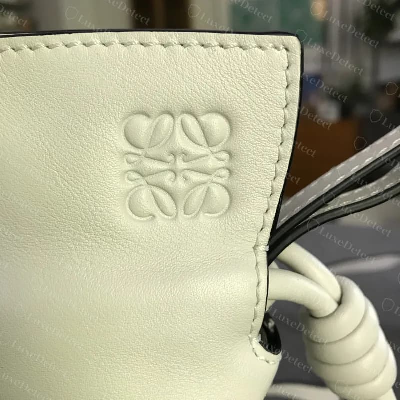 Loewe Flamenco genuino con el Anagram en relieve sin tinta sobre piel nappa blanda