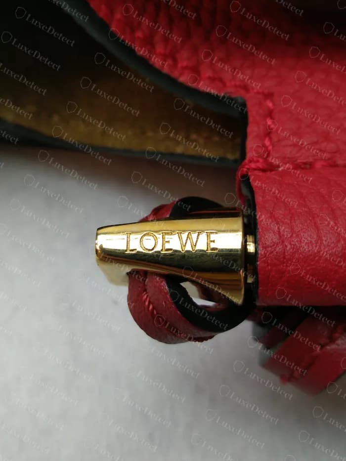 Lazo de piel de un Loewe Gate genuino rematado con un cono de tono dorado grabado con LOEWE
