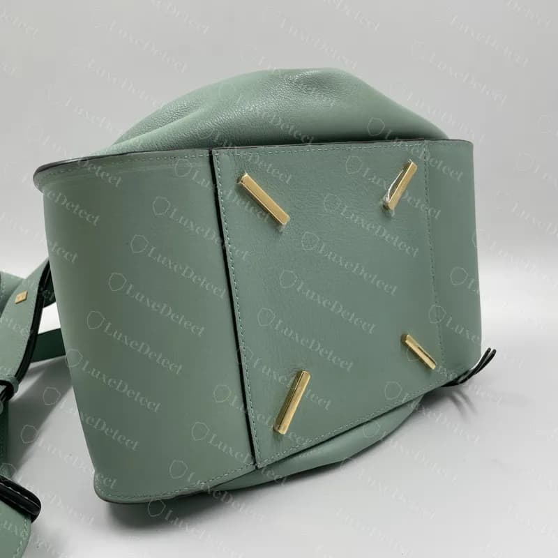 Base de un Loewe Hammock genuino con pequeños pines de metal colocados en las esquinas