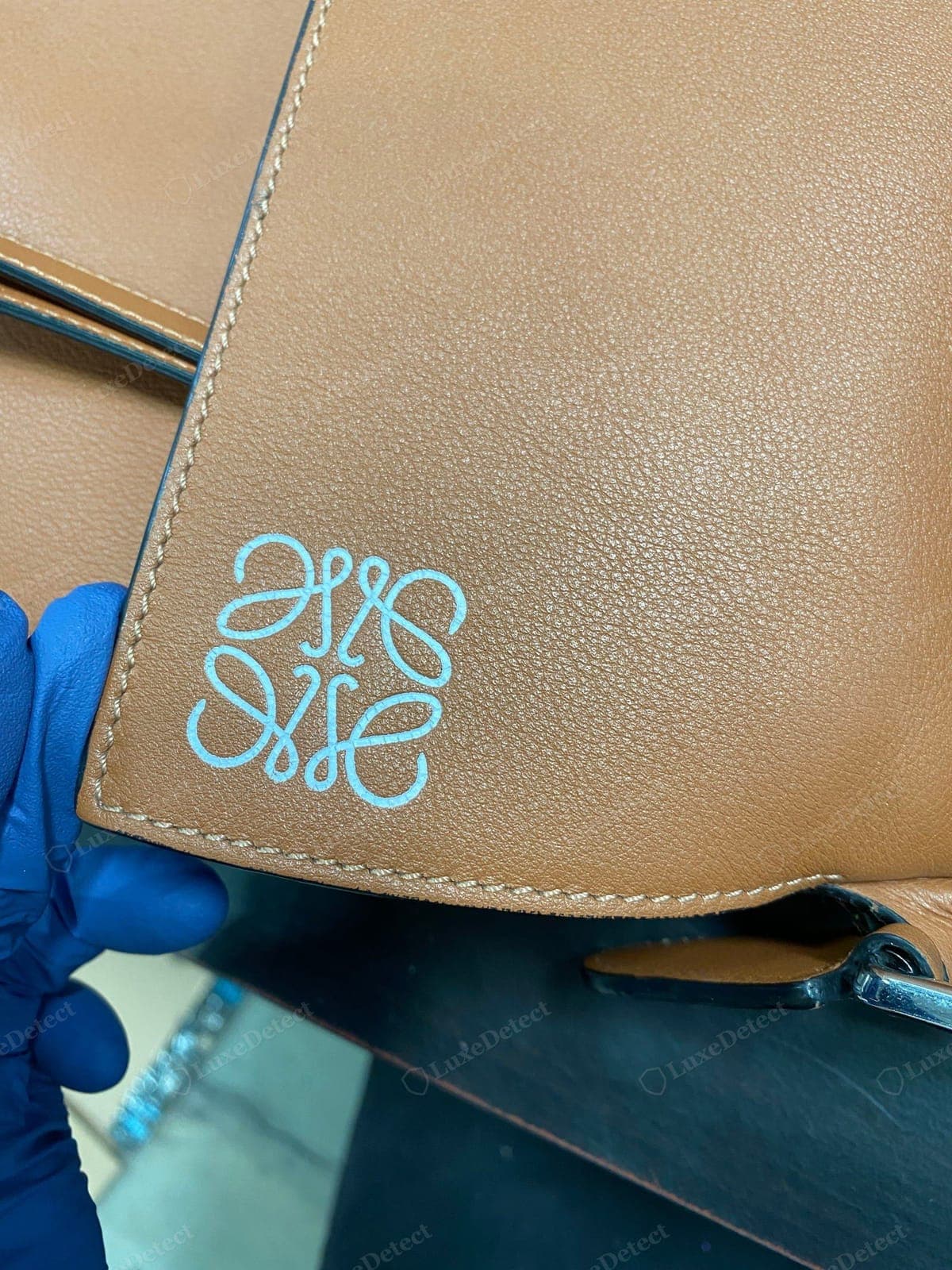 Counterfeit Loewe Puzzle — panels that do not fold or align cleanly, slack or over-stiff leather, uneven edges