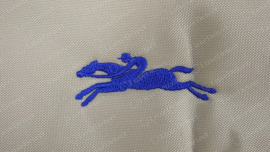 Variante genuína da Longchamp Le Pliage com um cavalo e jóquei bordados em azul sobre nylon bege