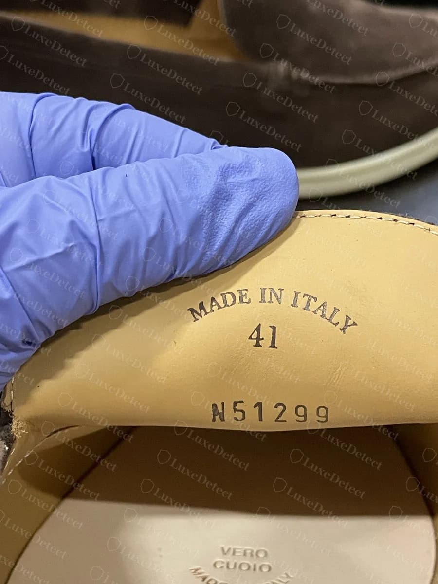 Carimbo do forro do calcanhar da Loro Piana original com o texto MADE IN ITALY, tamanho 41 e um código com uma letra e cinco dígitos, em forro de couro bege