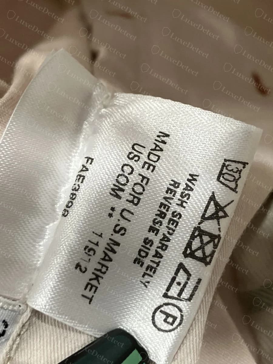 Etiqueta de cuidados de lavagem de cetim branco da Loro Piana original em uma peça, impressa no cetim, com o texto “Made for U.S. Market” e um código de artigo FAE