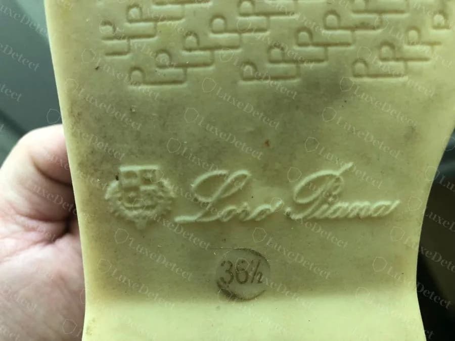 Sola de um Loro Piana Summer Walk original, borracha plana gravada com um padrão de monograma e o brasão e o script da Loro Piana, acima de um círculo carimbado com o tamanho