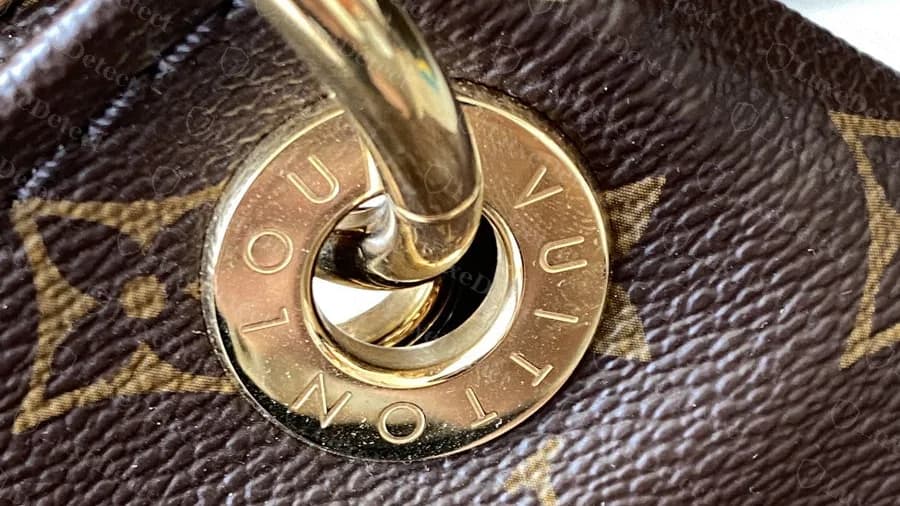 Ojal de aro de un Artsy original con un grabado LOUIS VUITTON fino y de espaciado parejo alrededor del anillo