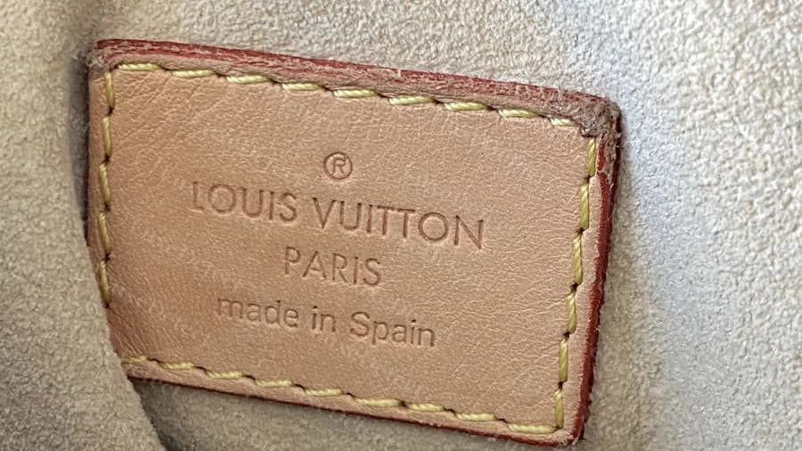 Etiqueta interior de un Artsy original que dice made in Spain, con costura fina y pálida y letras prensadas con suavidad