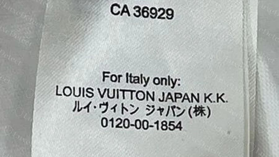 Etiqueta de una camiseta Louis Vuitton falsa que dice For Italy only sobre LOUIS VUITTON JAPAN K.K. y un número de teléfono japonés