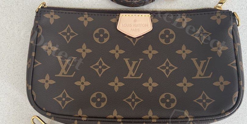 Echter Monogram-Canvas der Multi Pochette: gleichmäßige Farbe, Druck mit leichter natürlicher Weichheit, stimmige LV-Proportionen