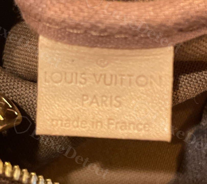 Etiqueta interior de piel LV en una Multi Pochette falsa: una lengüeta rectangular y una profundidad de grabado comparables, tan cercanas que esta revisión no debería ser la única que hagas