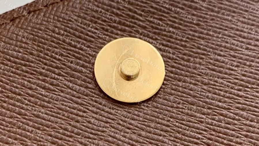 Genuine Monogram Musette Tango: gold-coloured magnetic snap on the flap lining